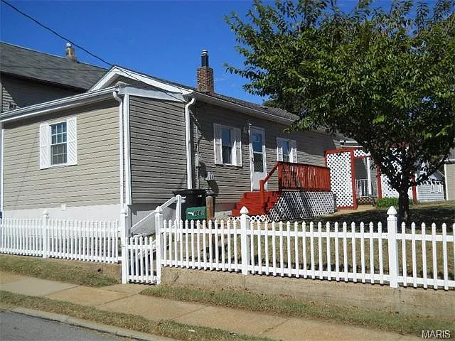 4661 Oldenburg Ave photo 1