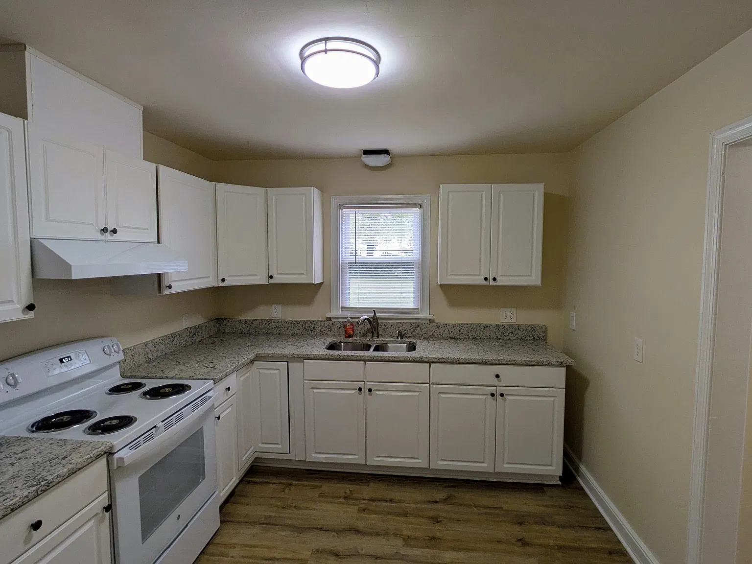 3 bed, 1050 sqft, $1,975 — Photo 4