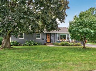 1150 Summer St, Roseville, MN 55113