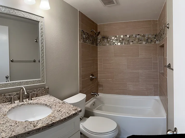 1145 S Oneida St #D — Photo 14