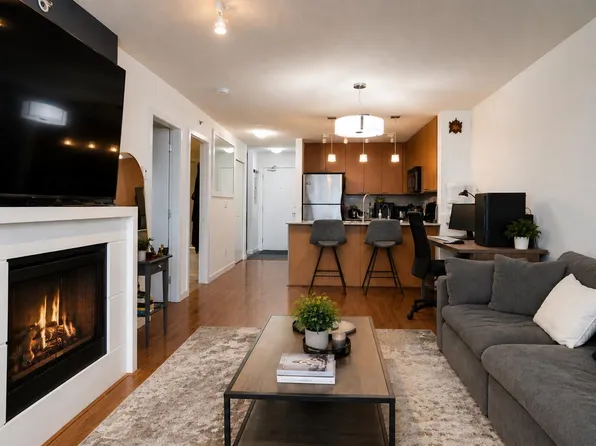 39 6th St #1006, New Westminster, BC V3L 0B3
