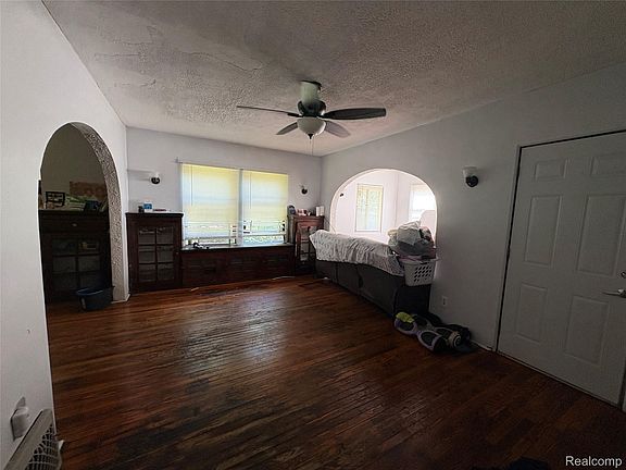 5th image of 815 Buffalo St