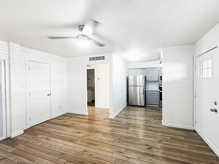 1911 E Amelia Ave #7 — Photo 3