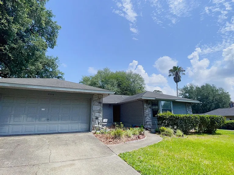 7720 NW 38th Pl — Photo 4