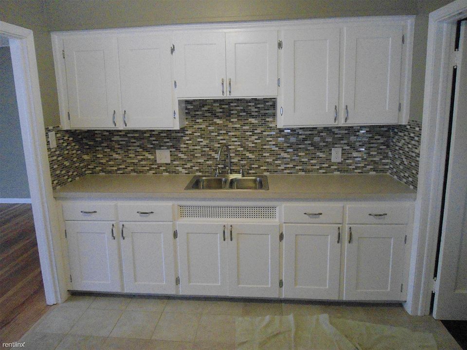 Kitchen with mosaic backsplash