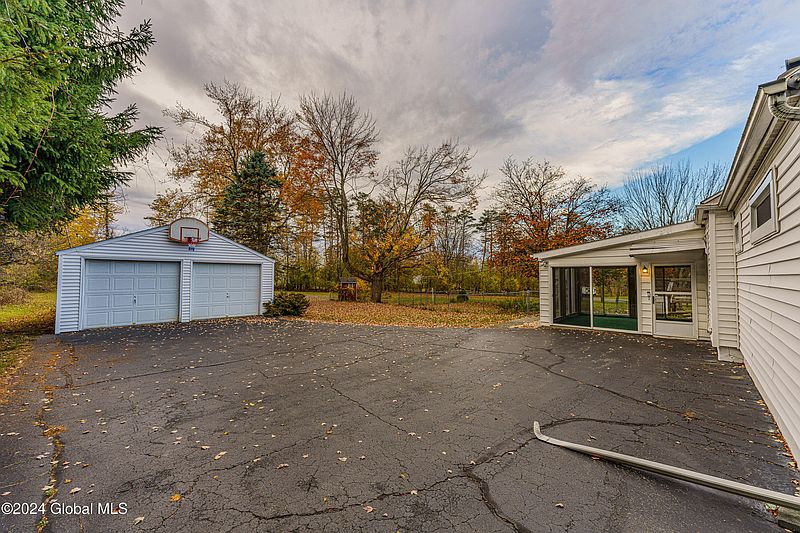 3rd image of 1045 Luther Road