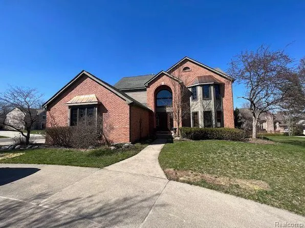 6052 Christina Dr, West Bloomfield, MI 48324