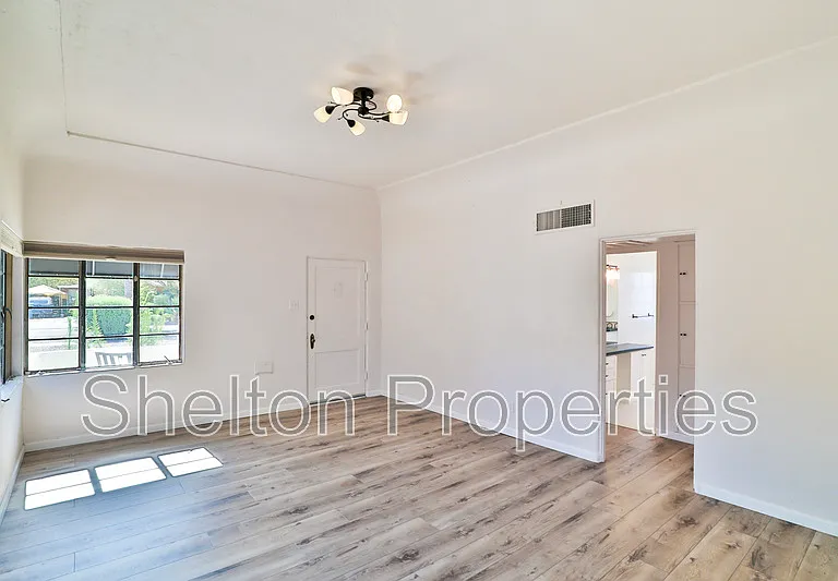 1802 N Laurel Ave — Photo 8