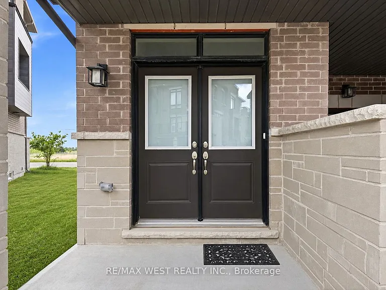 55 Holyrood Cres — Photo 2