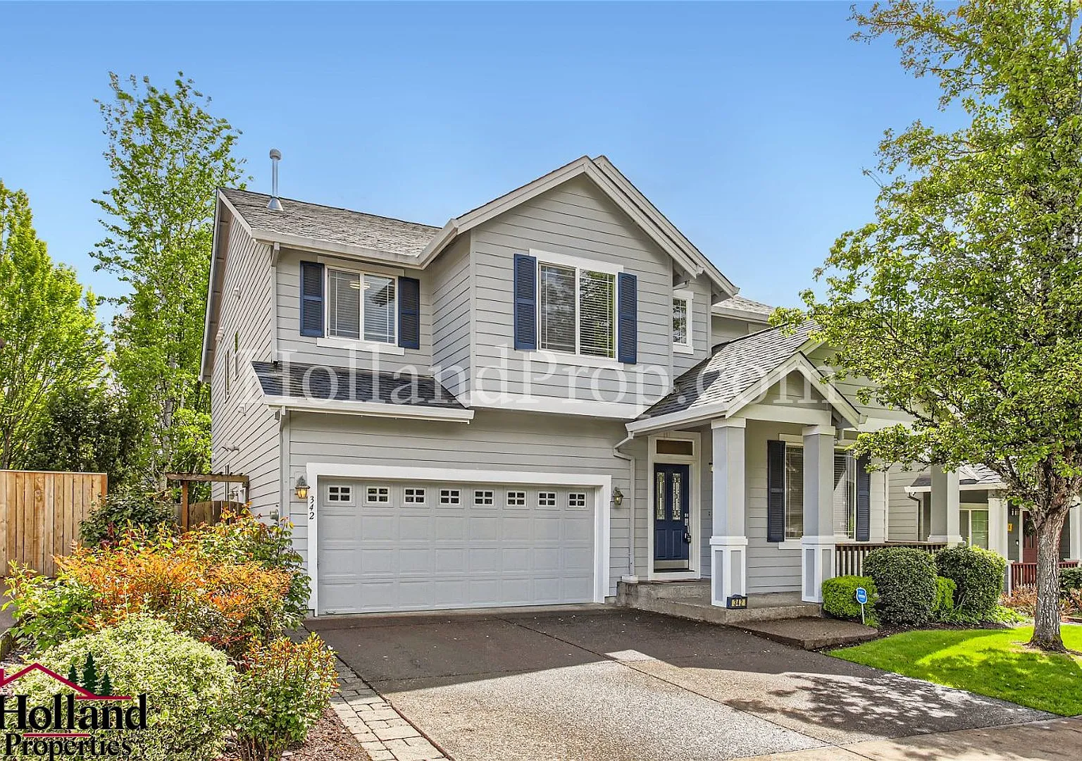 Your Dream Home Awaits Spacious, Inviting & Full of Charm! — Photo 2