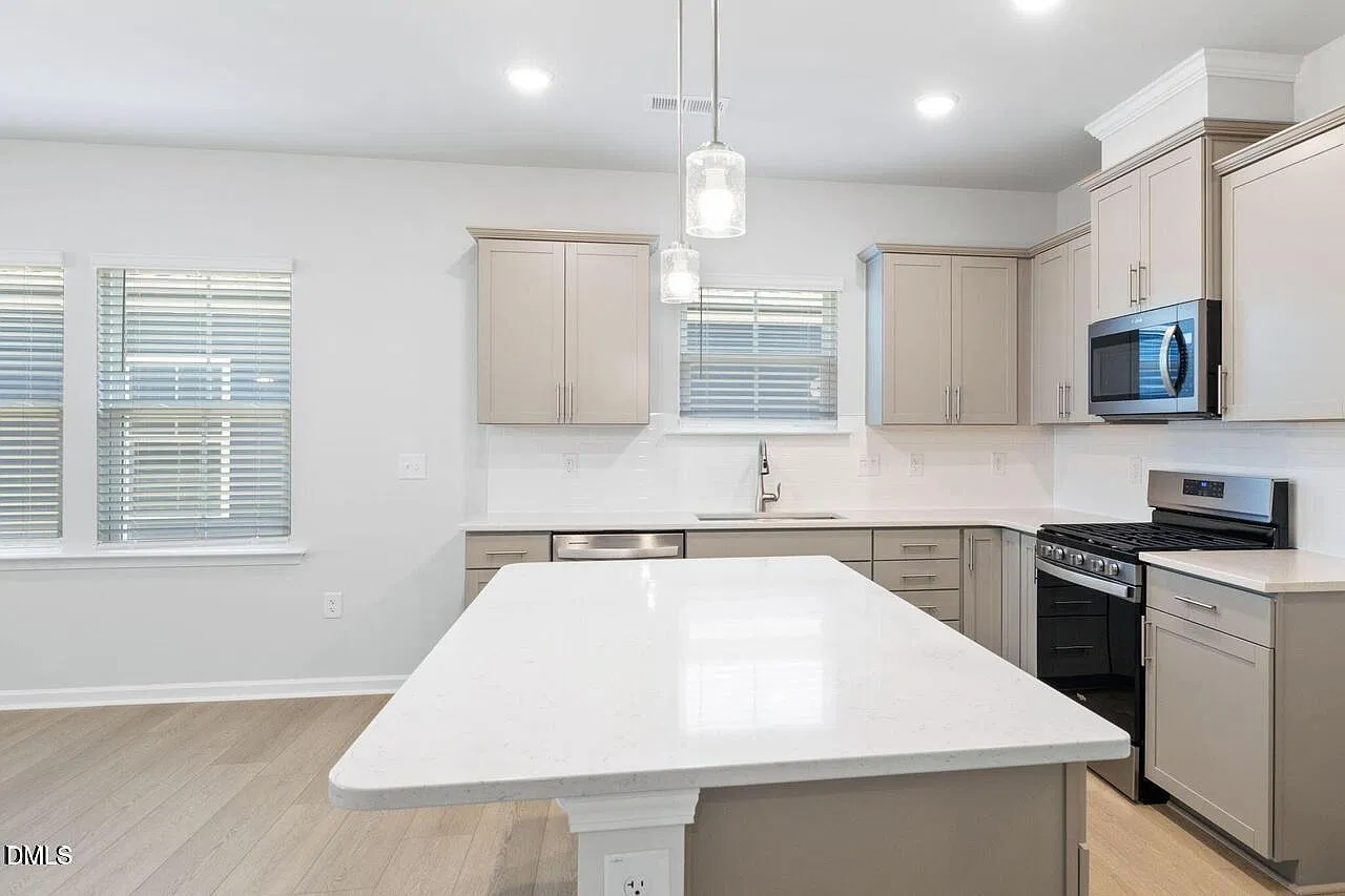 4 bed, 3.0 bath, 1702 sqft, $2,300 — Photo 4