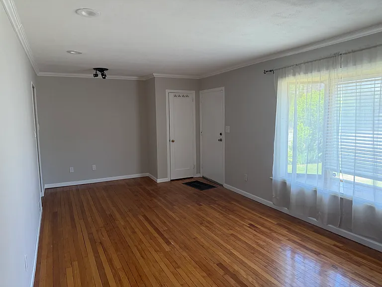 Thomas Ave — Photo 11