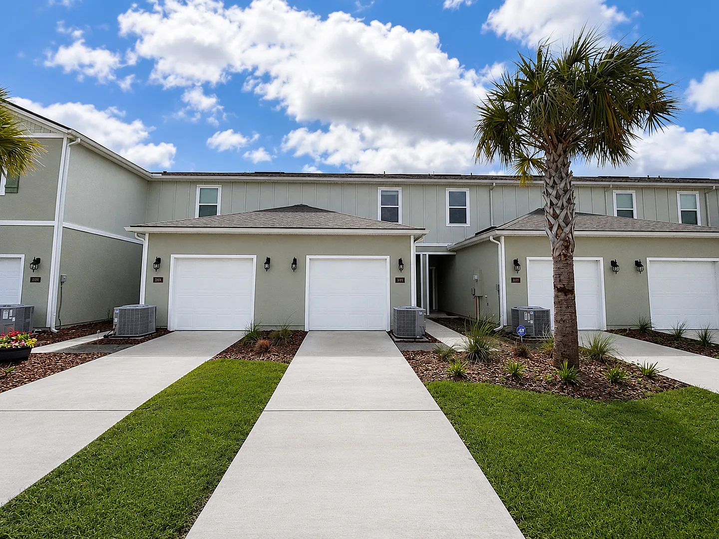2BR/2.5BA Move-In Ready with Garage Just Minutes from Oakleaf Town Center! Lawn Care Included! — Photo 2