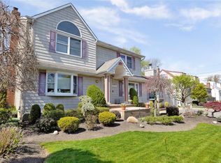 16 Barbara Dr, Farmingdale, NY 11735