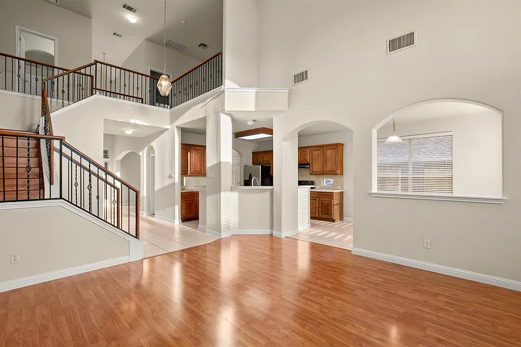 4 bed, 2.5 bath, 2601 sqft, $2,500 — Photo 4