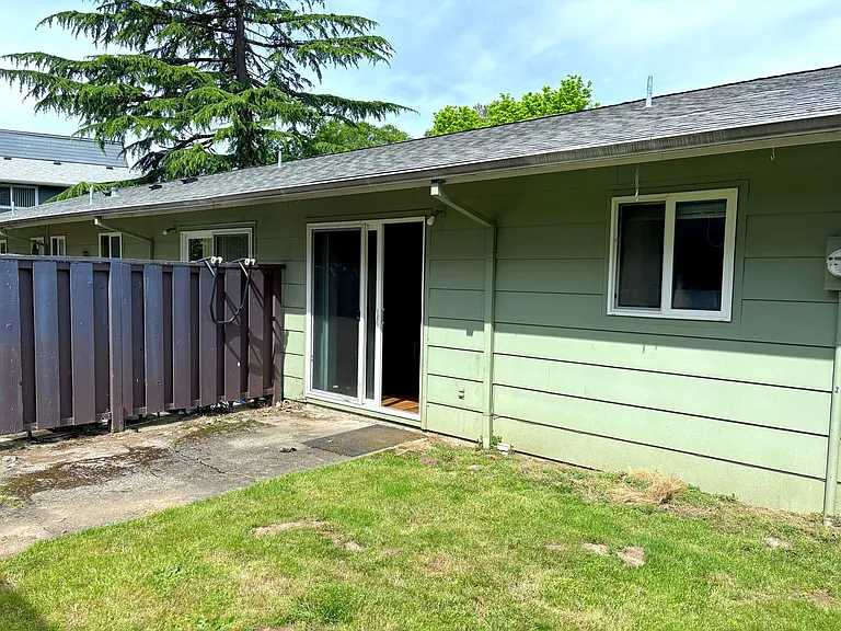300 Lincoln St — Photo 13