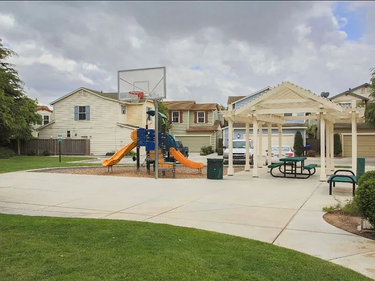 588 Gardenia Pl — Photo 20