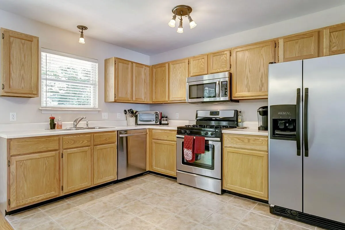 3 bed, 988 sqft, $2,000 — Photo 1