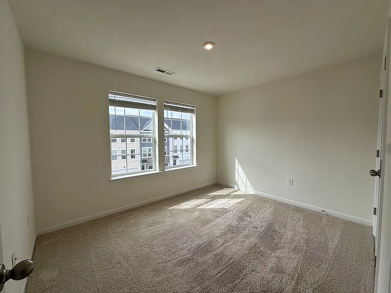 317 Bay St — Photo 13