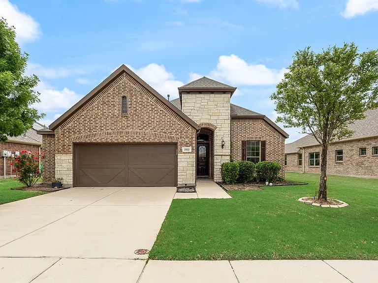 2112 Benjamin Creek Dr — Photo 2