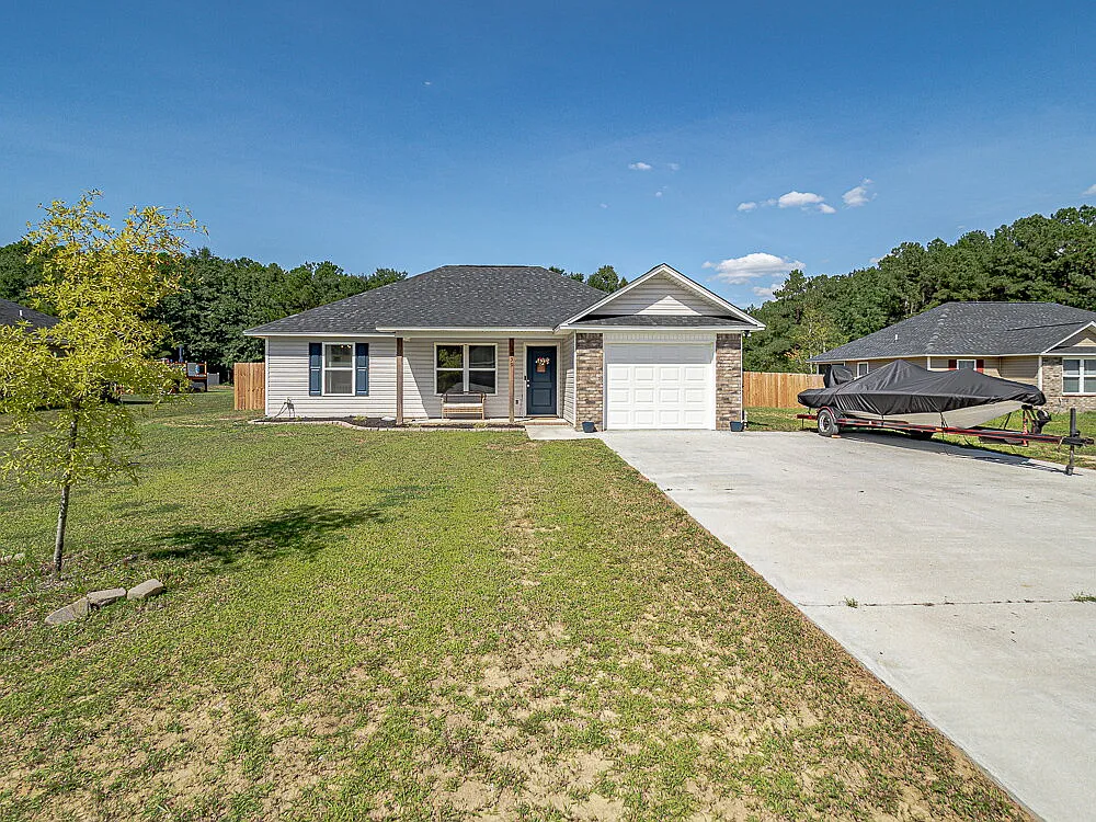 3 bed, 2.0 bath, 1255 sqft, $1,600 — Photo 2