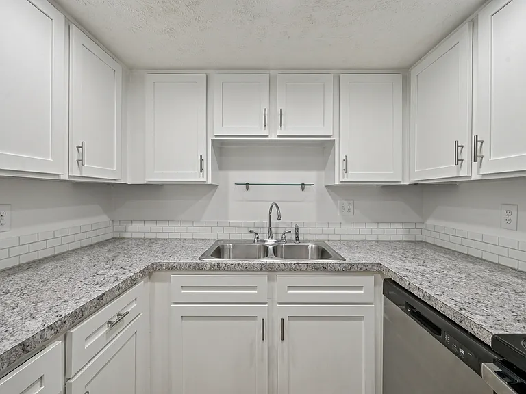 Somerford Square Apartments — Photo 9