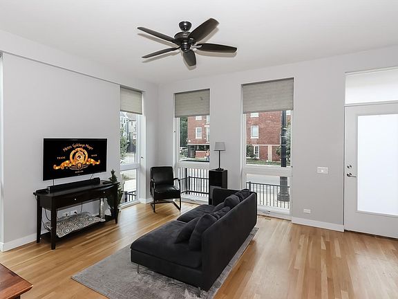 3rd image of 3732 N Milwaukee Ave