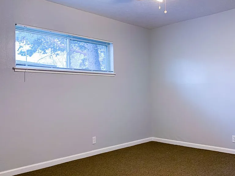 Large One-Bedroom Units Near Nob Hill — Photo 17