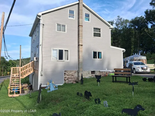 665 Pine Creek Dr, Barnesville, PA 18214