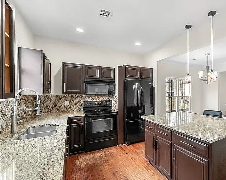 896 Pelham St NW — Photo 7