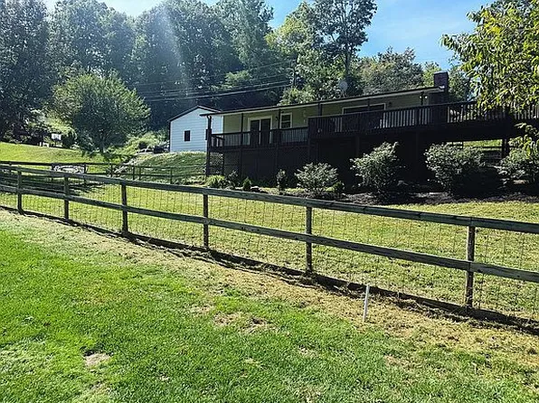 390 Hickory Hill Dr, Spruce Pine, NC 28777