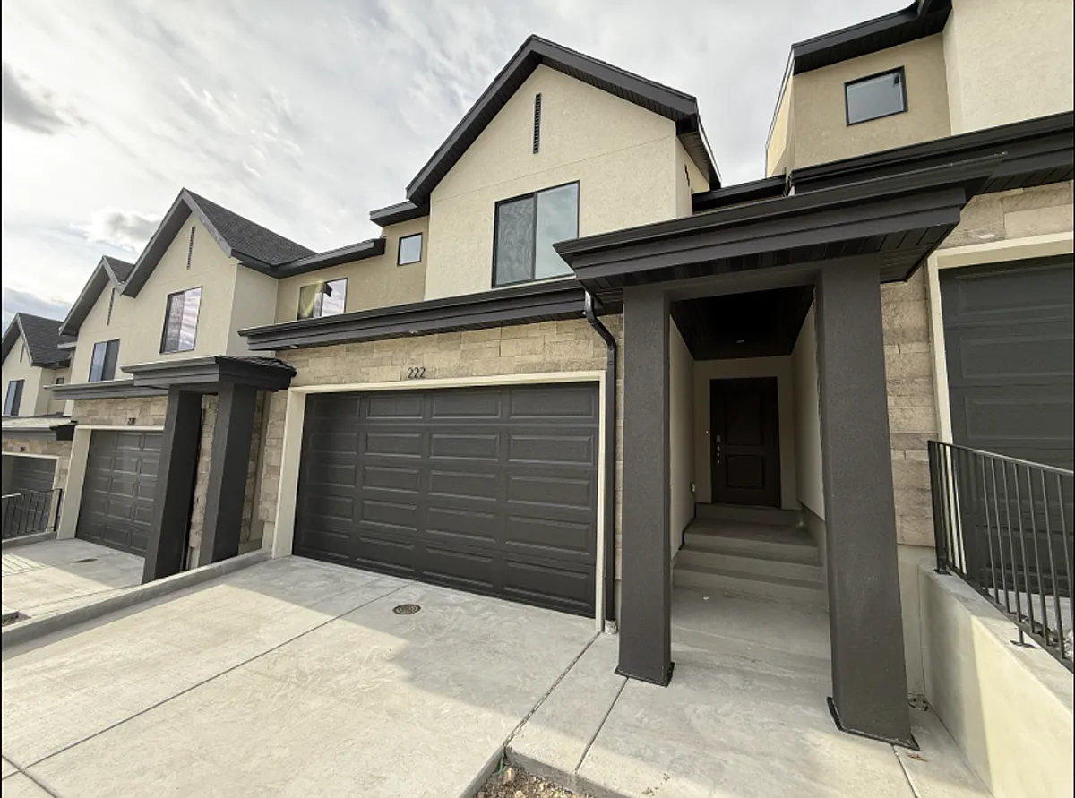 Building Photo - 222 E Glencoe Dr