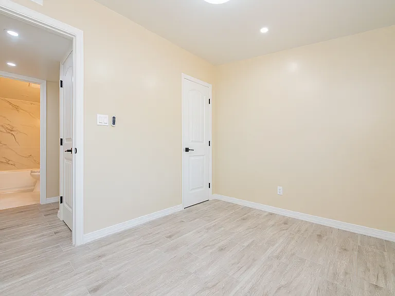 1117 E Illinois St — Photo 24