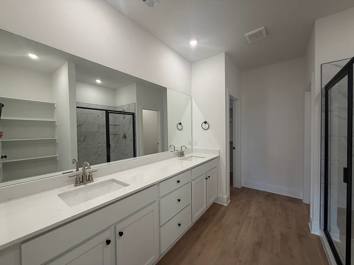 Building Photo - 2301 Longfellow Dr