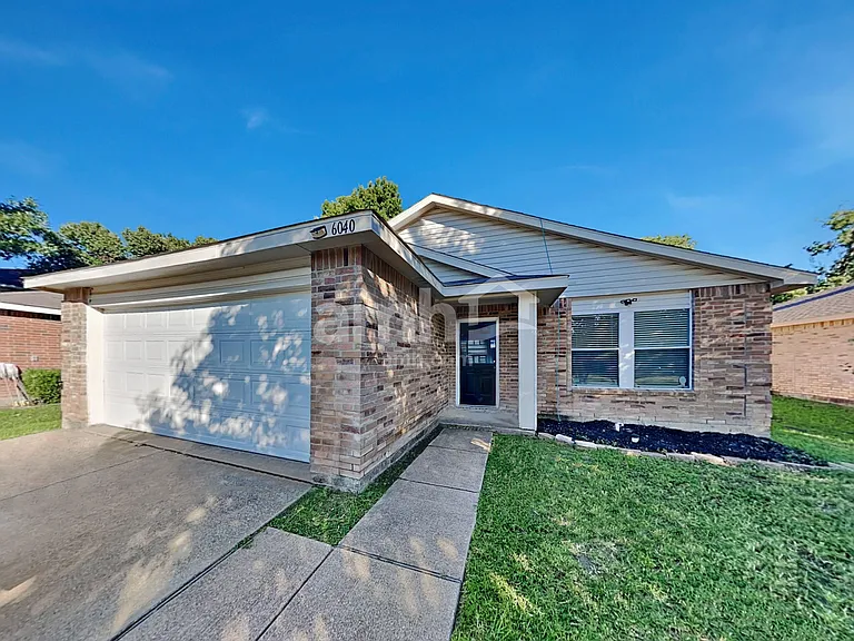 6040 Crescenzio Dr — Photo 1