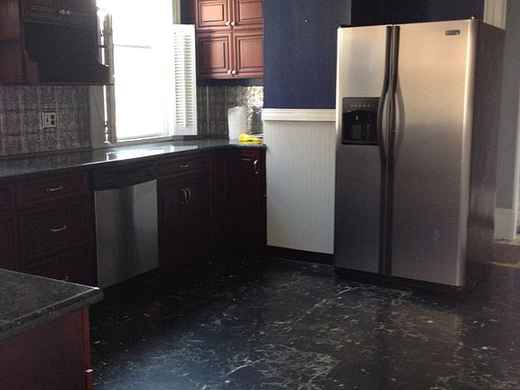 Kitchen w/ granite counters