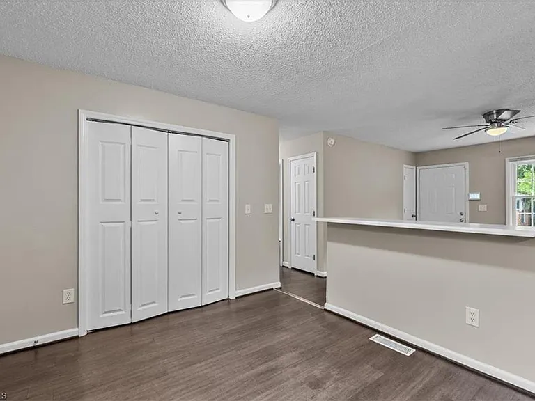 1307 Pearson St — Photo 8