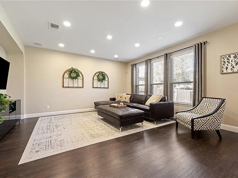 1524 Uhland Dr — Photo 6