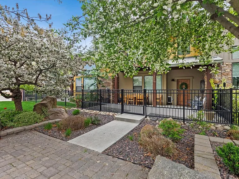 1421 E Lone Creek Dr — Photo 2