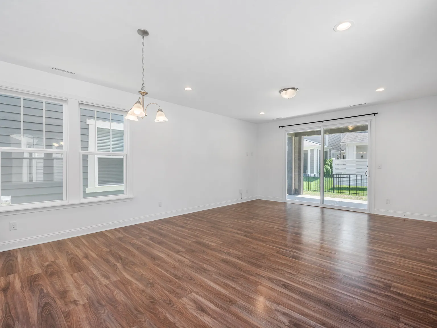 3 bed, 1916 sqft, $2,850 — Photo 3