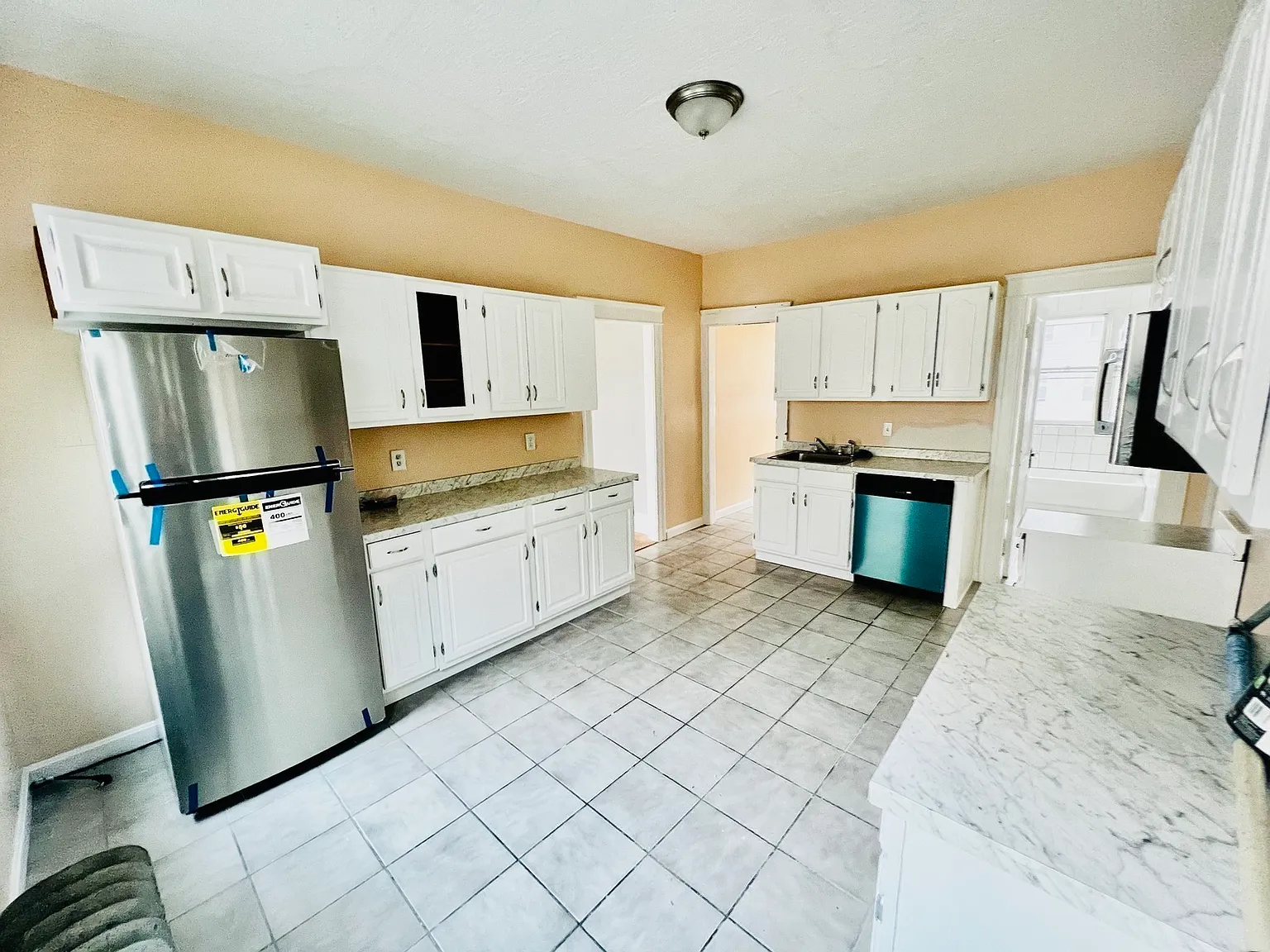 3 bed, 1.0 bath, 1428 sqft, $2,500 — Photo 4