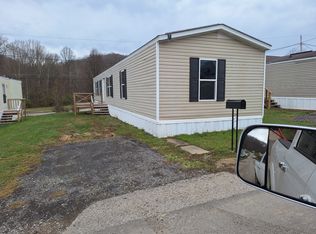 8 Sherry Ln, Ona, WV 25545