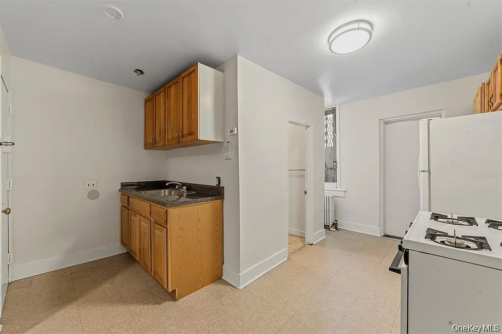 Willow St, Yonkers — Photo 1