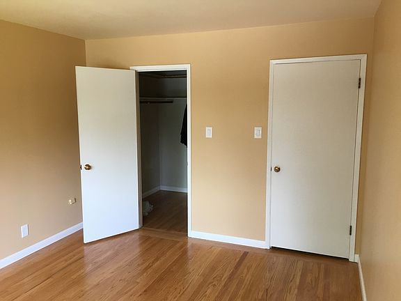 5th image of 360 Waverley St APT 3