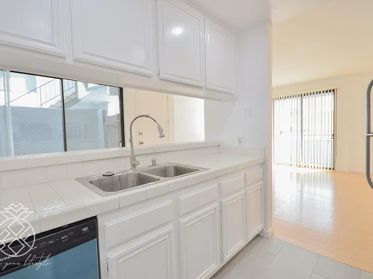 1727 Glendon Ave #104 — Photo 9