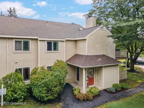 212 Burgoyne Drive, Halfmoon, NY 12065