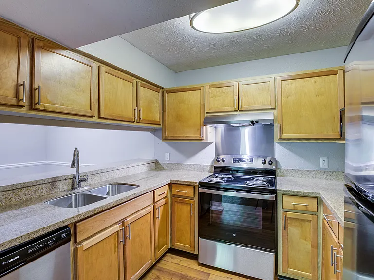 High Ridge Apartments — Photo 7