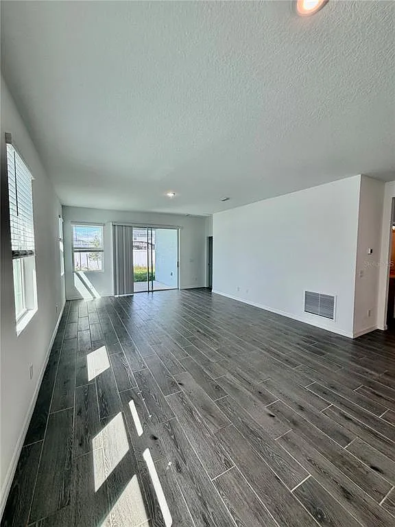 3 bed, 2.5 bath, 2022 sqft, $2,600 — Photo 4