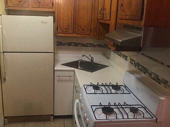 2nd image of 947 E 83rd St #2