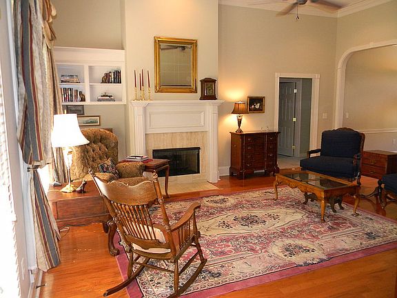 2nd image of 402 Glen Oaks Dr
